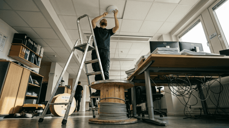 Tekniker installerar WiFi i kontor