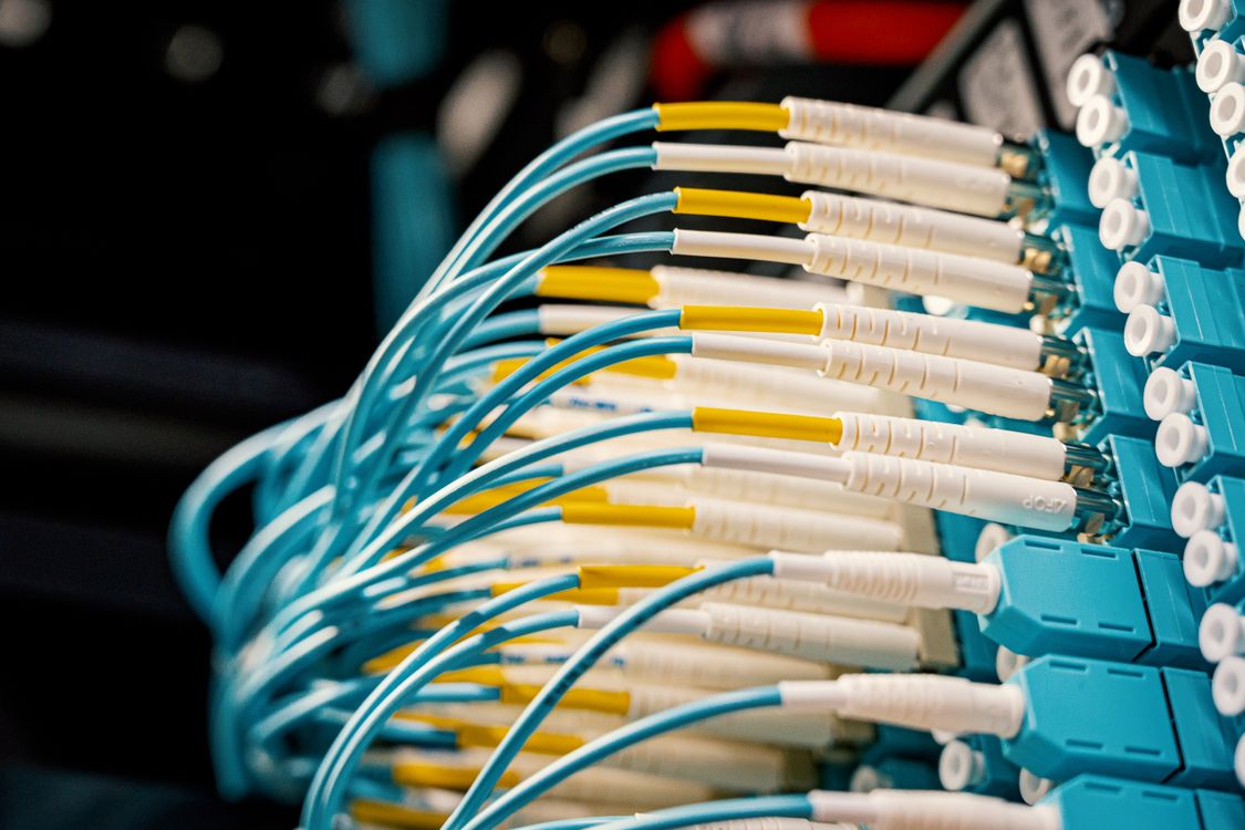 Fiberoptisk switch med anslutna fiberkablar – professionell fiberinstallation i Stockholm