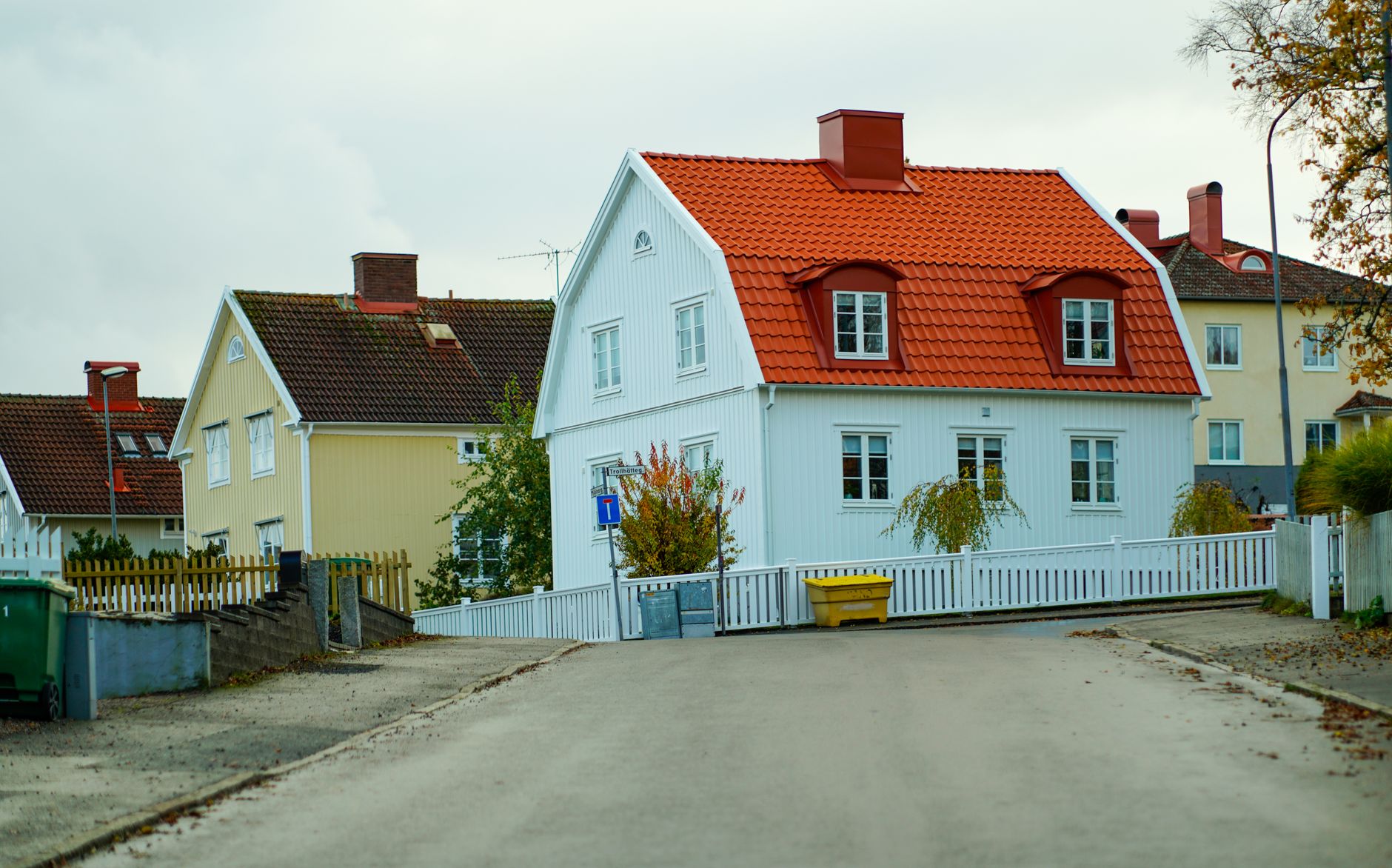 Vit skandinavisk villa med tegeltak – nätverksinstallation i villa, BRF och lägenhet