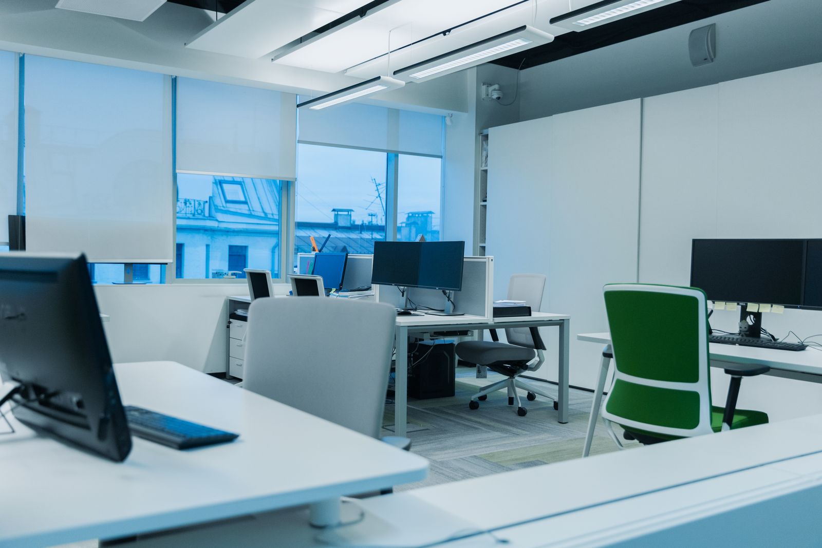 Ljust modernt kontor med datorarbetsplatser – IT-support i Stockholm