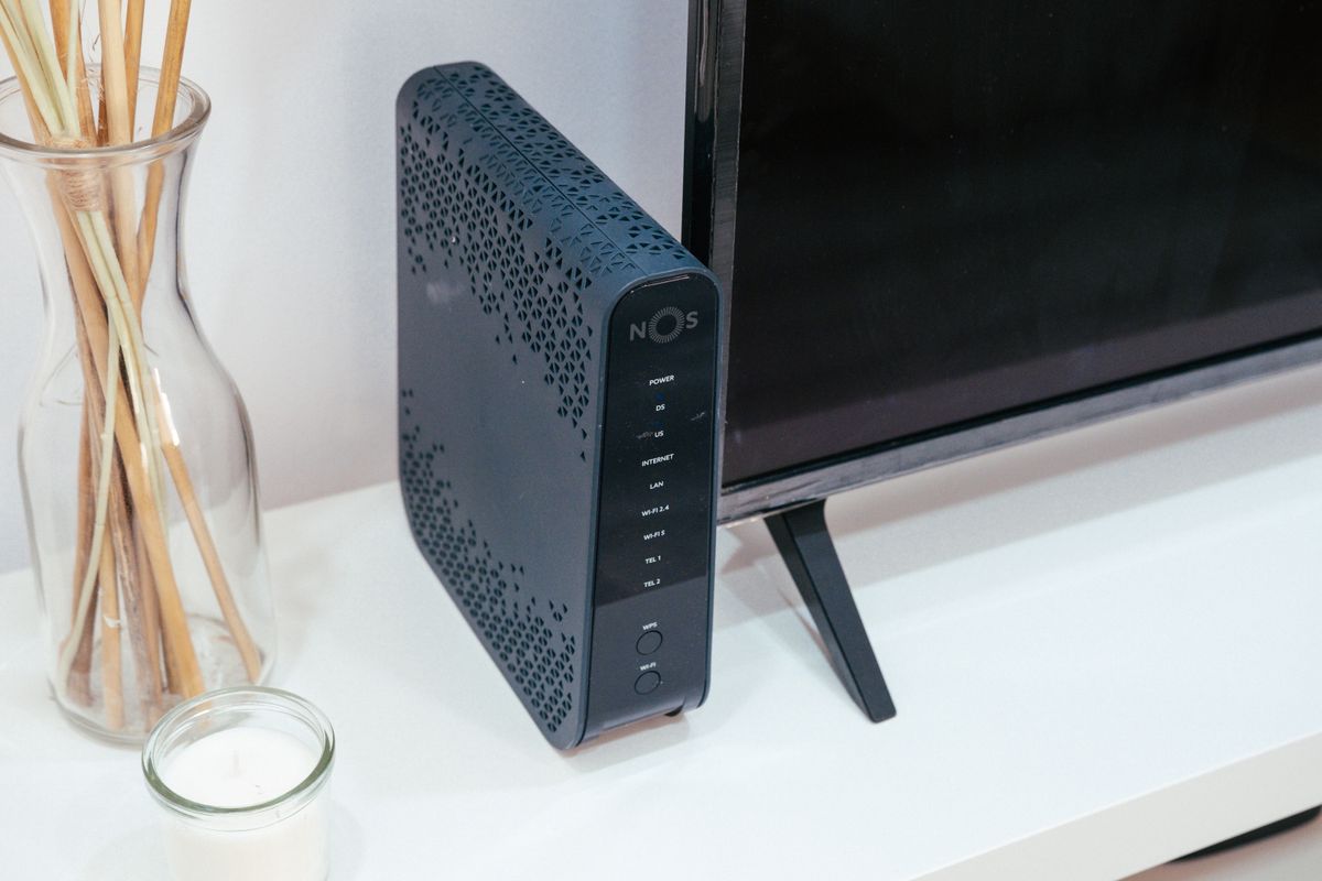 Diskret installerad router i hemmiljö