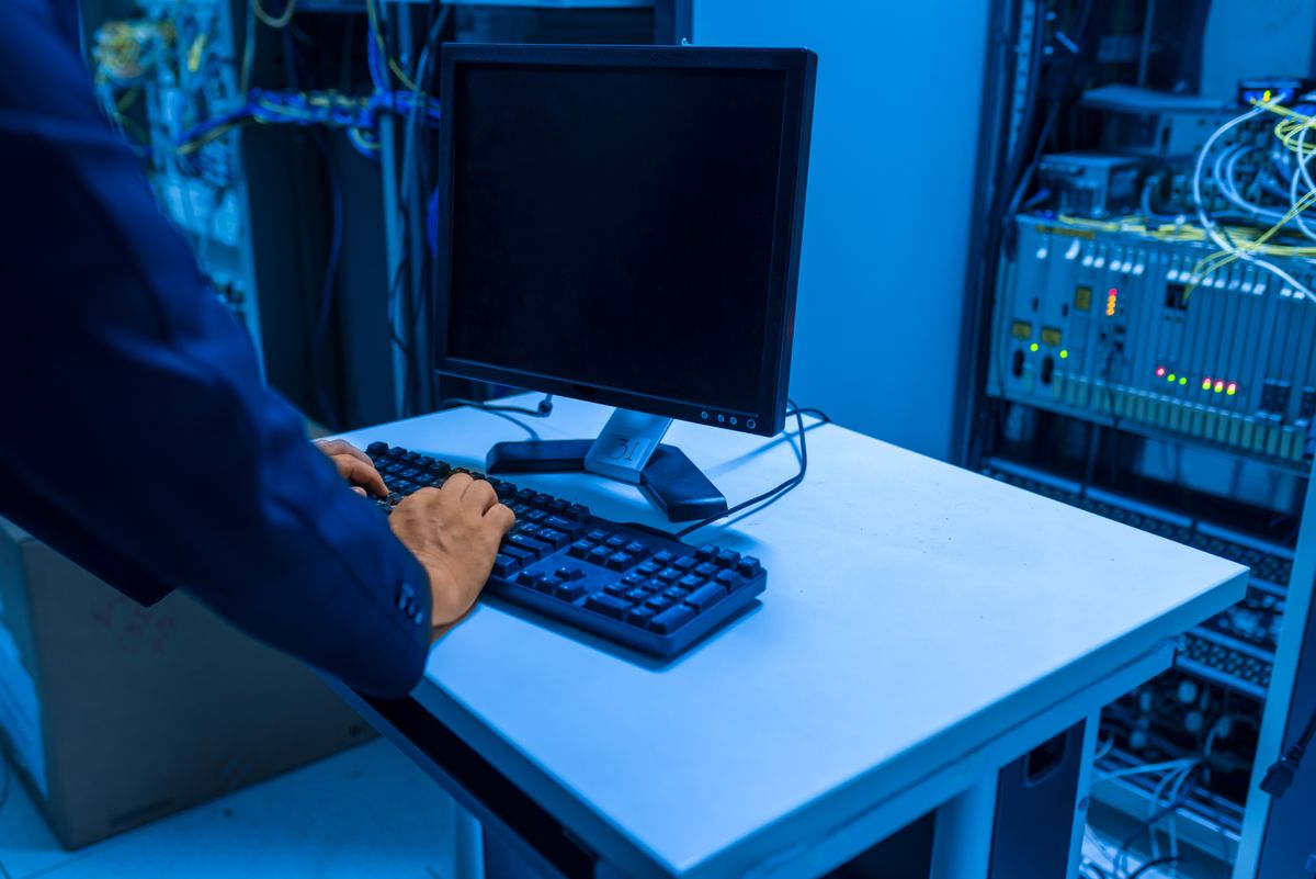Tekniker konfigurerar nätverksutrustning i serverrum