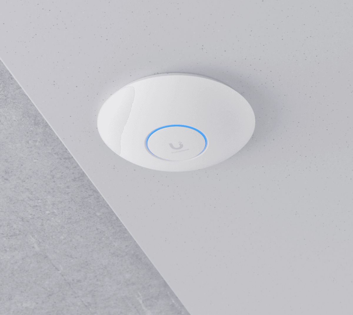 Takmonterad UniFi-accesspunkt med blå LED-ring – UniFi-nätverk installerat i Stockholm