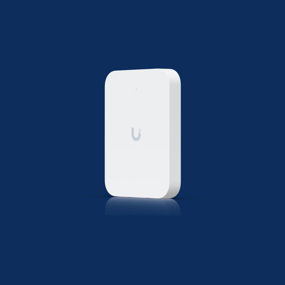 UniFi U7 In-Wall – väggmonterad accesspunkt vid installation av nätverksuttag i Stockholm