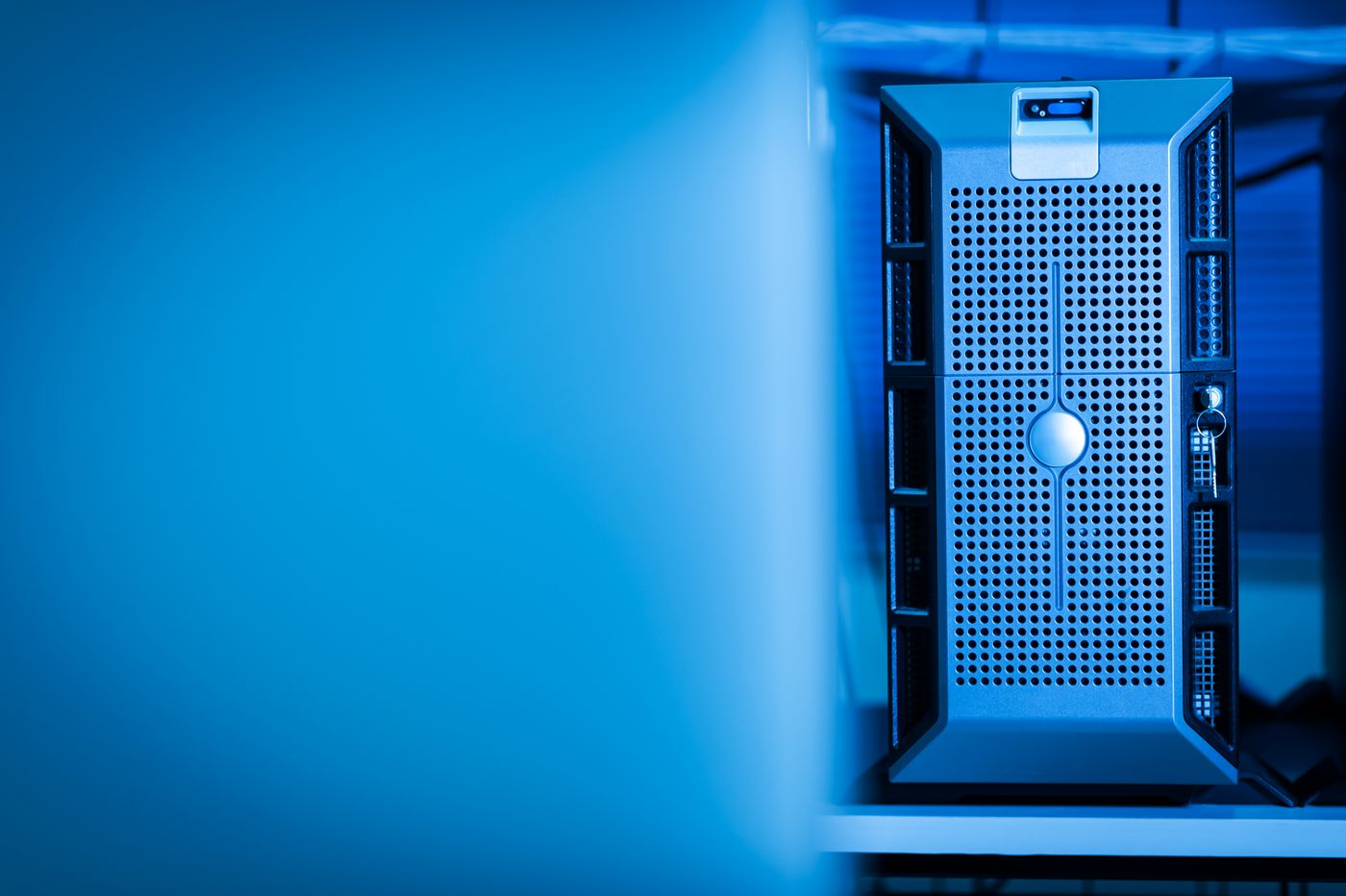 Blå upplyst server i ett modernt datarum – professionell nätverksutrustning